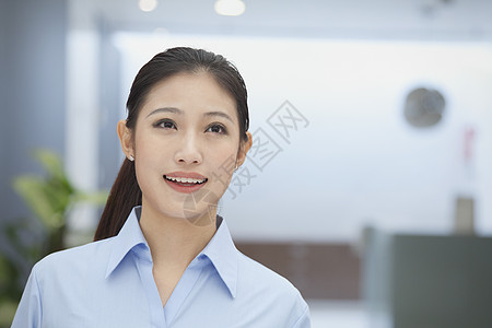 北京铜锅北京室内办公室 微笑的年轻女商务人士的肖像背景
