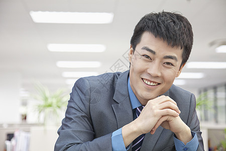 微笑的成人中年中间商务人士亲手画像图片