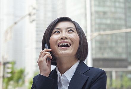 北京铜锅拥有手机的青年女商务人士城市生活幸福黑发个性微笑技术电话运动短发女性背景