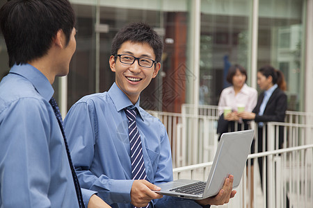 在外面用笔记本电脑工作的商务人士合伙专业关系合作洽谈领带团队收腰摄影沟通图片