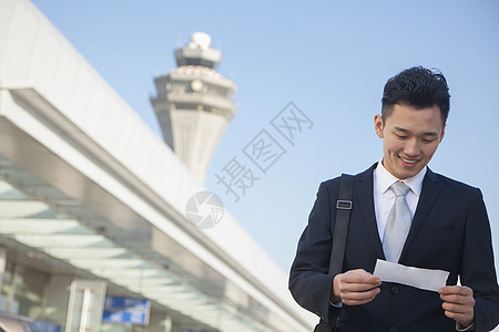 旅行者在机场检查机票图片