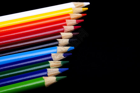 黑色背景上孤立的彩色铅笔钢笔绘画木头闲暇工作草图特写镜头艺术彩虹图片