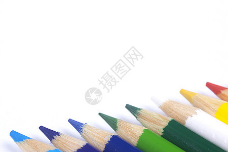 白色背景上孤立的彩色铅笔锐化钢笔线条镜头童年橙子热情团体彩虹工作图片