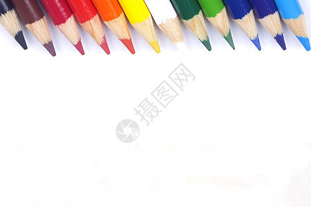 白色背景上孤立的彩色铅笔特写光谱蓝色钢笔彩虹天赋艺术工具镜头大学图片