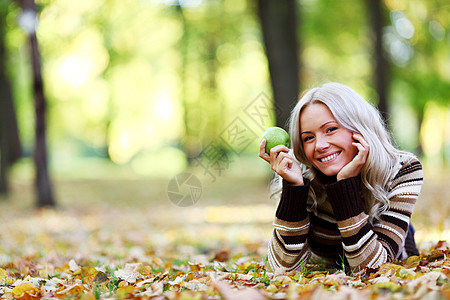 拥有绿苹果的妇女季节微笑森林乐趣木头金发女郎女孩女士头发橙子图片