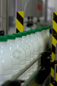 奶油厂 用牛奶瓶装的储藏器奶制品装箱技术运输饮料产品机械输送带包装作坊图片