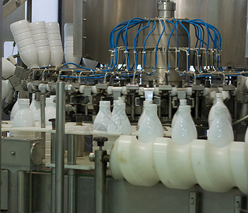 奶油厂 用牛奶瓶装的储藏器输送带饮料商业仓库自动化生产金属装箱运输植物图片