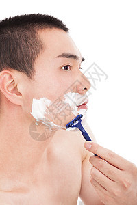 长胡子的英俊青年男子刮胡子刀刃胡须男人白色健康微笑剃须奶油护理图片