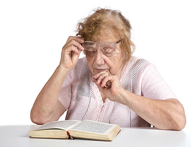 戴眼镜的老女人看书眼镜女士祖母兴趣阅读老年爱好医学教育图片