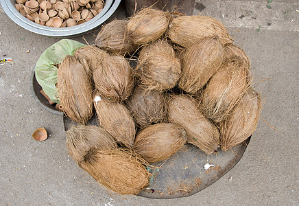 印度德里集市金属板中的椰子椰子图片