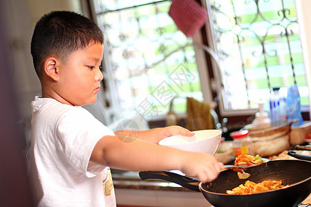 小男孩们在做饭烹饪蔬菜蛋糕乐趣厨房桌子饼干沙拉饮食厨师图片