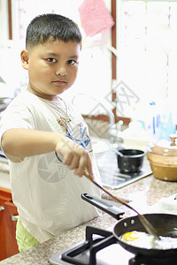 小男孩们在做饭乐趣工作室童年美食食物蔬菜烹饪男生桌子蛋糕图片
