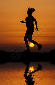 银色日落时女休光灯运动运动员女士速度橙子赛跑者黑色反射活动爬坡图片