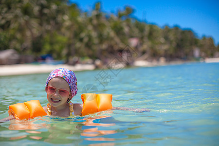 快乐的小女孩 在海中潜水 笑着微笑图片