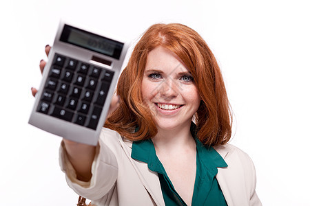 拥有孤立计算器的有吸引力 笑着微笑的红发女商务人士能力数学统计周转电脑报告银行业商业经济投资图片