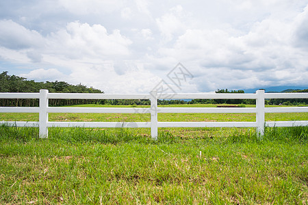 田野中充满阴云的栅栏纠察花园财产围栏天空土地衬套公园阴天农业图片