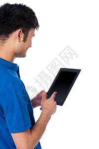 年轻人在平板设备上浏览娱乐技术机动性男性男人电子屏幕药片操作界面图片