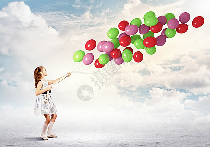 带气球的小女孩生活裙子笑声友谊童年生日场地蓝色青年游戏图片