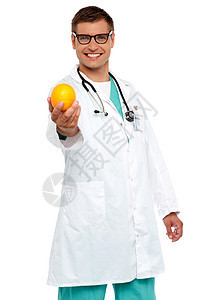 快乐的年轻医生 给你橙色卫生医院职业工作橙子处方食物保健外科微笑图片