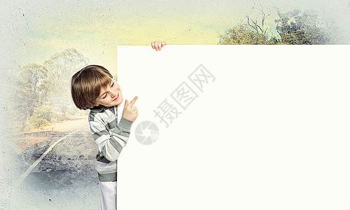 有空白广告牌的男孩木板乐趣孩子卡片床单喜悦广告快乐推介会海报图片