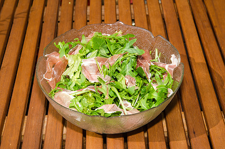 碗碗加新鲜沙拉叶子产品蔬菜小吃倾斜饮食盘子食物厨房火腿图片