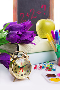 时钟 鲜花和苹果 回到学校概念图片