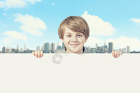 古城海报有空白广告牌的男孩学生床单孩子男人喜悦幸福乐趣海报木板男生背景