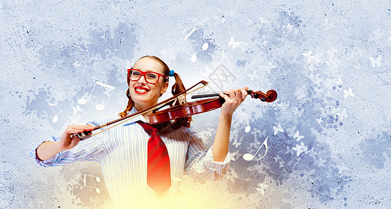 青年女小提琴手女性排演学生眼镜女孩天赋小提琴红色创造力音乐家图片