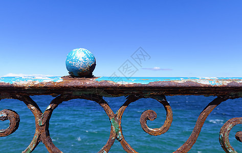 海前海面柱廊柱子海洋栅栏栏杆天空场景长廊蓝色图片