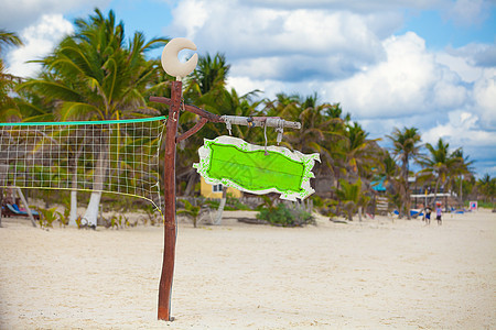 在空的热带异国沙滩上特写篮球网场景地平线日落海岸太阳篮球旅游海洋海滩操场图片