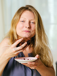 女人喜欢吃巧克力布朗尼图片