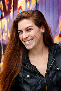 年轻女性的肖像快乐女孩衣服美丽黑发微笑成人头发夹克大学图片