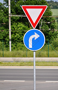 交通标志天空木板路标指示牌安全金属蓝色街道白色警告图片