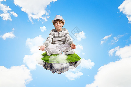 小男孩冥想瑜伽专注童年快乐沉思天空个性男生闲暇蓝色图片