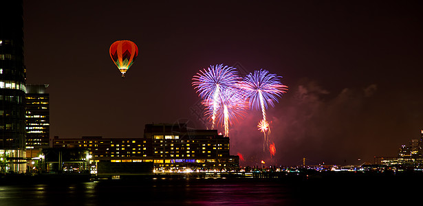 7月4日的烟火市中心庆典烟花热气空气派对城市节日建筑天际图片