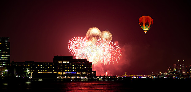 7月4日的烟火建筑气球城市冒险帝国喜悦辉光高楼派对市中心图片