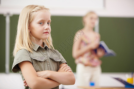 学校班级的女童教育童年微笑小伙子瞳孔课堂学习青少年青年桌子图片