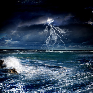 海上雷暴黑暗闪电海浪天空暴雨气氛多云雷雨蓝色霹雳图片