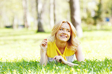 女人躺在草地上绿色金发幸福成人女孩微笑闲暇女性自由喜悦图片