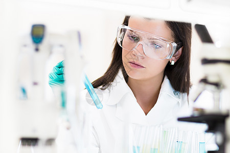 实验室里的年轻化学家生物学液体医院外套学生女性科学学习教育管子图片