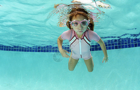在水下呼吸的年轻女孩运动气泡行动游泳者幸福乐趣孩子潜水水池游泳池图片