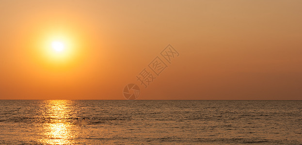 红黄日出海面海浪天空地平线日落海滩海洋风景蓝色假期晴天图片