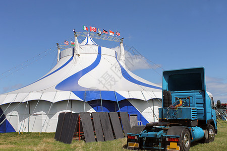 马戏团帐篷和蓝天空图片