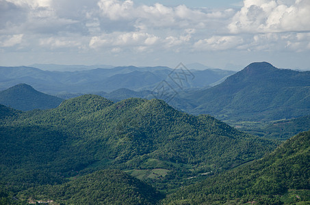 绿色山脉和光明天空的风景图景土地场地地平线白色乡村环境爬坡道晴天蓝色天气图片