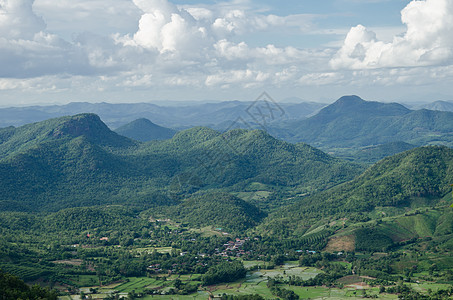 绿色山脉和光明天空的风景图景季节爬坡道地平线晴天土地国家蓝色白色场景乡村图片