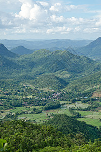 绿色山脉和光明天空的风景图景地平线晴天国家天气环境蓝色季节农村土地爬坡道图片