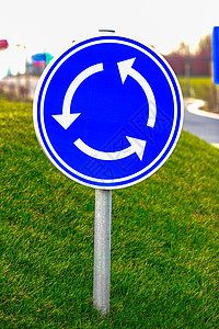 环十字路口路标志路口绿色运输圆形交通白色路标圆圈迂回路线图片