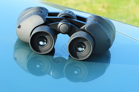 汽车引擎盖上躺着的望远镜手表主题框架镜片引擎盖光学眼镜图片