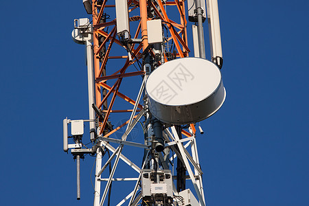 蓝色天空上有天线的通讯塔电缆金属技术车站海浪细胞互联网网络盘子移动图片