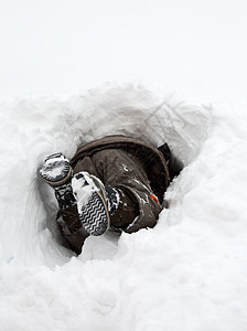 冬季欢乐季节夹克乐趣游戏孩子漂移隐藏雪堆暴风雪男生图片